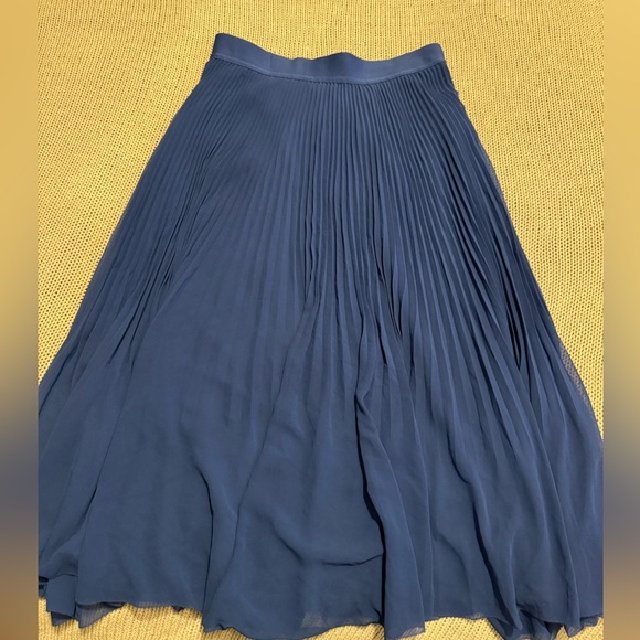 Aritzia Wilfred Twirl skirt Pleated chiffon midi skirt in Medium/ Royal blue - Picture 3 of 8